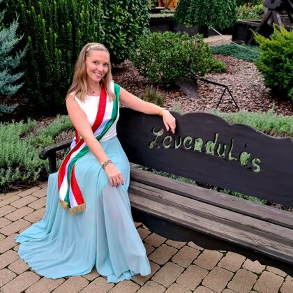 Igaz Igen szertartásvezető - Schmitthoffer Tünde - Levendulás Esküvő és Rendezvényhelyszín