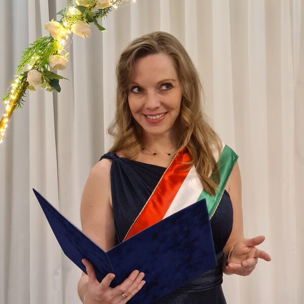 Igaz Igen Szertartásvezető - esketés közben