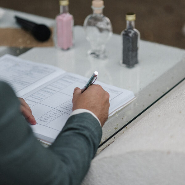 Szertartás közbeni aláírás - Levendulás Rendezvényhelyszín  