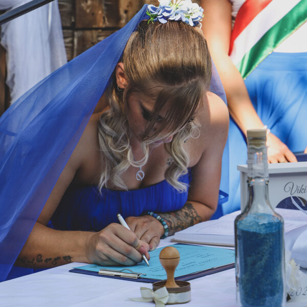 Viki és Peti tematius esketése, aláírás