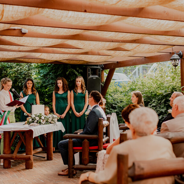 Igaz Igen Szertartásvezető, esketés közben 