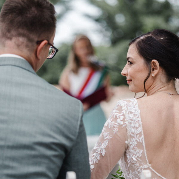 Dia és Ádám szertartása közben -Levendulás Esküvő és Rendezvényhelyszín-