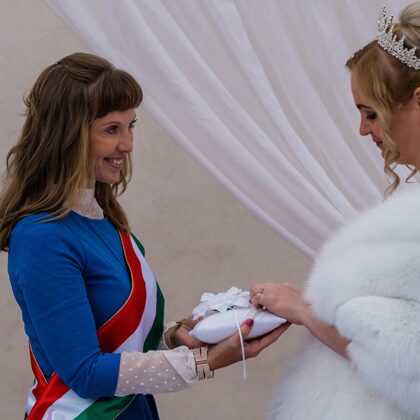 Szertartásvezető, gyűrűhúzás